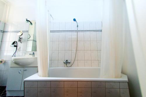 Bilik mandi di Hotel Elegia am Kurfürstendamm