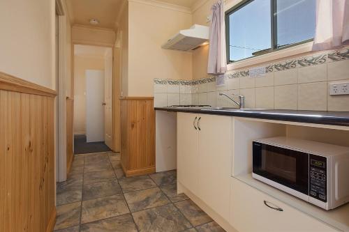 Una cocina o cocineta en Hamilton Caravan Park