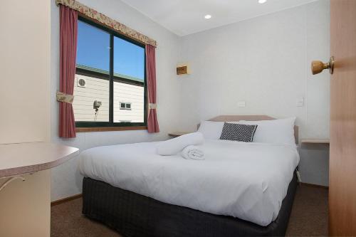 Una cama o camas en una habitación de Hamilton Caravan Park