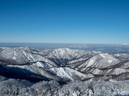 a view of a mountain range covered in snow at 夏油高原スキー場 in Kitakami