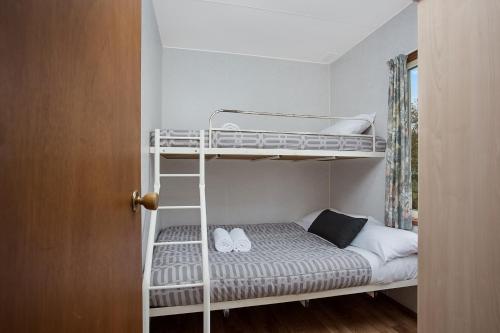 
A bunk bed or bunk beds in a room at Lake Hamilton Motor Village and Caravan Park
