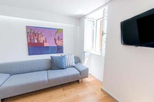 バスカにあるSeaview Apartments Baskaのソファと薄型テレビのあるリビングルーム