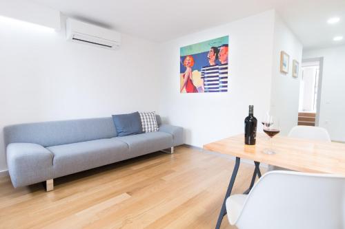 バスカにあるSeaview Apartments Baskaのソファとテーブルのあるリビングルーム