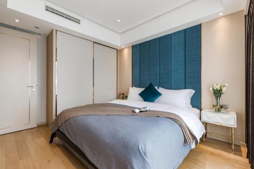 Postel nebo postele na pokoji v ubytování Tianfu IN Service Apartement