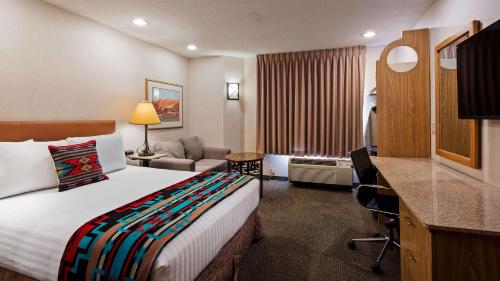 Inn at Santa Fe, SureStay Collection by Best Western في سانتا فيه: غرفة في الفندق مع سرير ومكتب