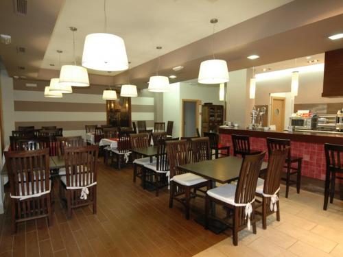uma sala de jantar com mesas e cadeiras num restaurante em Hotel Las Canteras de Puerto Real em Puerto Real