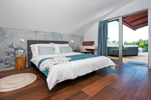 מיטה או מיטות בחדר ב-The Q - Superior Apartment