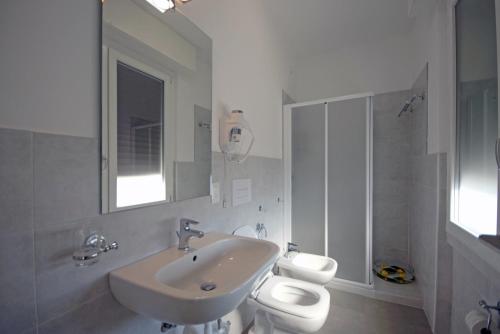 Ванная комната в HOTEL LORENA