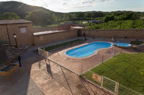 an overhead view of a swimming pool in a backyard at Turismo Rural Santa Lucia in Ateca