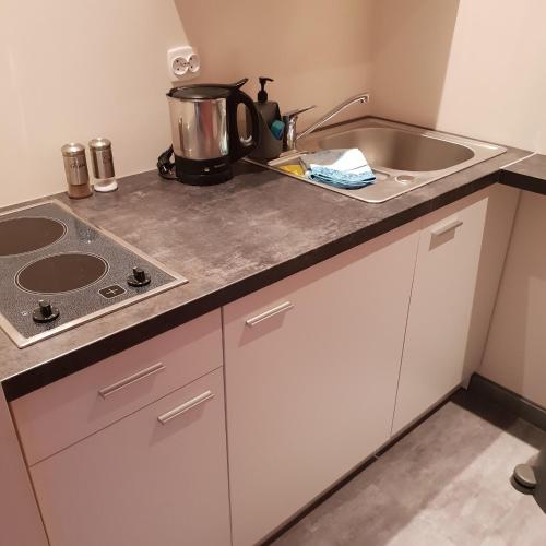 Dapur atau dapur kecil di Willa Azalia