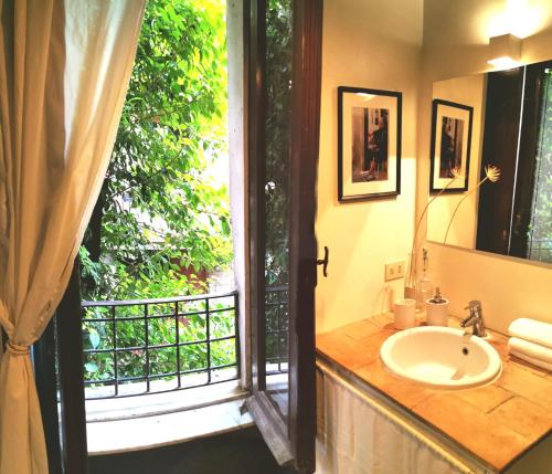 een badkamer met een wastafel en een groot raam bij Casa Nora in Rome