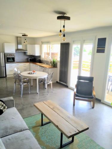 un salon avec une table et des chaises et une cuisine dans l'établissement Résidence tout confort à 10'Canet plage, à Cabestany