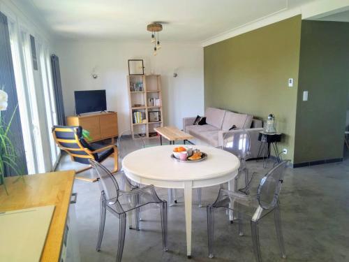 a living room with a white table and chairs at Résidence tout confort Cabestany in Cabestany