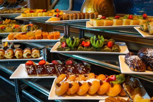 Makanan di atau berdekatan hotel