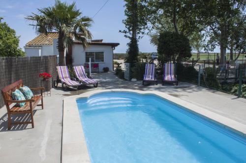 The swimming pool at or close to Alojamiento vacacional en el Delta del Ebro