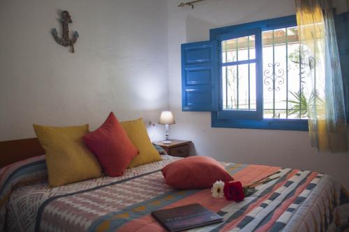 una camera con un letto e una finestra blu di Alojamiento vacacional en el Delta del Ebro a Deltebre
