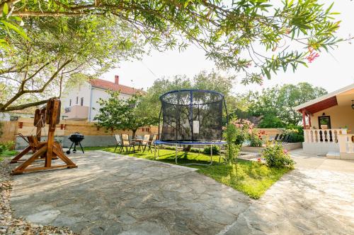 a garden with a metal frame in a yard at Vacation home Duilo in Donji Zemunik