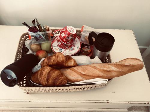 ヴィルヌーヴ・ルベにあるVilla Louise-Roseのパンなどの食品入れ一箱