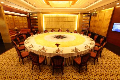 a group of people sitting around a large table in a room at Sanyu Hotel in Guangzhou
