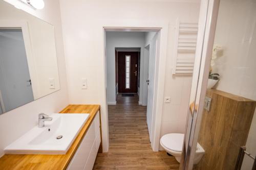 Koupelna v ubytování Apartamenty Bałtyckie - Sloneczna Oaza - Parking, Taras, Ogród, WIFI