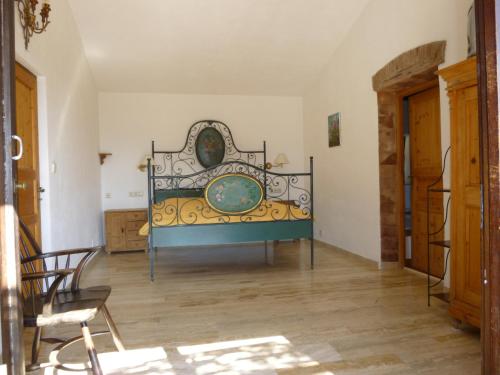 Un pat sau paturi într-o cameră la Casa Romantica