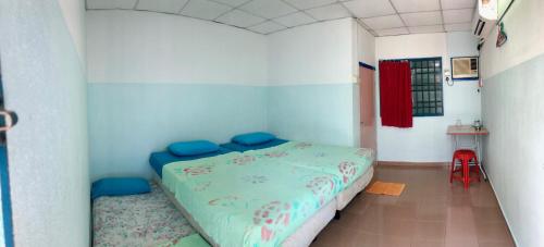 Кровать или кровати в номере Baba's Guest House By The Sea