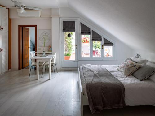 biała sypialnia z łóżkiem i stołem w obiekcie Casa di Anna w mieście Pesaro