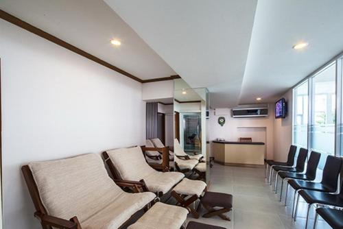 a waiting room with chairs and a table at Golden City Rayong Hotel in Rayong