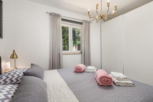 クラリェヴィツァにあるFara apartmentのベッドルーム1室(ピンクの枕が付いたベッド1台付)