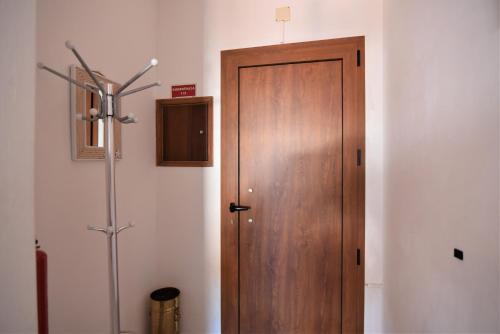 una puerta de madera en la esquina de una habitación en Apartamento Oceano, en Nazaré