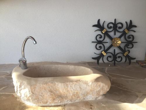 bañera de piedra con grifo en una habitación en Zavala-Lighthouse, en Zavala