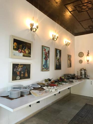 un bancone con piatti e piatti in cucina di The Ninova a Antalya (Adalia)