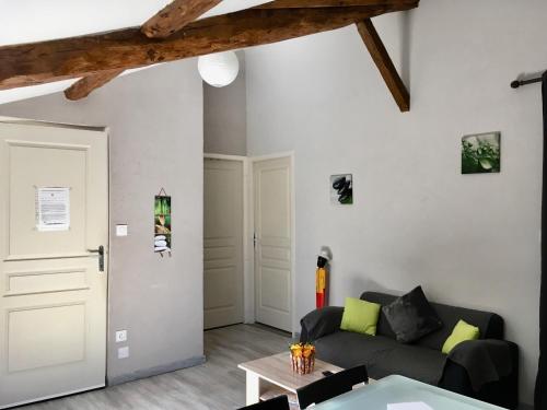 a living room with a couch and a table at Appartement Boucou in Buanes