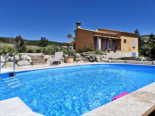 a large swimming pool in front of a house at La casa in Ongles