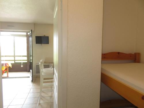 une chambre avec un lit et une table avec une chaise dans l'établissement Anglet/Biarritz 300m des plages - Proximité Golf & Phare - 1/4 pers. - Parking privé, à Anglet