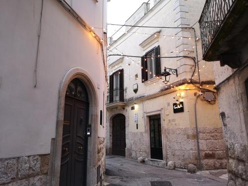 an alley with buildings and a door and lights at Vacanze Murgiane in Altamura