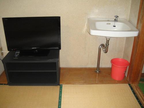 a bathroom with a sink and a sink at Matsuichi in Hamamatsu