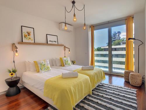 En eller flere senger på et rom på Apartment Sunniva by LovelyStay