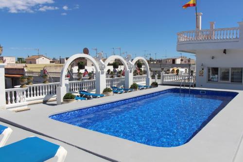 una piscina en la azotea de una casa con balcón en Apartamentos Las Americas - Blanes Beach, en Blanes