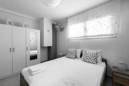 Posteľ alebo postele v izbe v ubytovaní Nikiti Maisonette on the beach by Luxlikehome