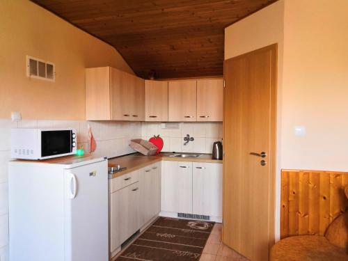 Kuchyňa alebo kuchynka v ubytovaní Apartmány Potok
