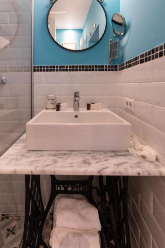 a bathroom with a white sink and a mirror at Pensiunea Belvedere in Tîrgu Neamţ