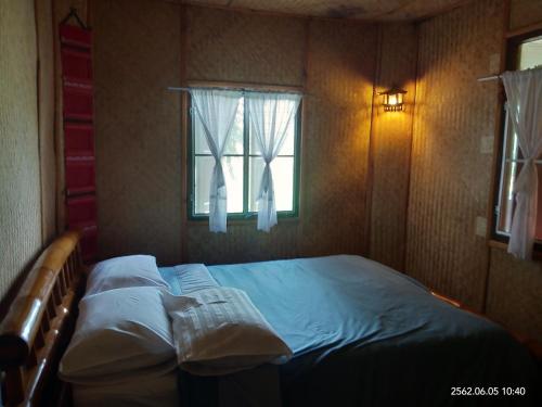 チェンライにあるBaan Suan Jantra Home Stayの窓付きの部屋の空きベッド1台