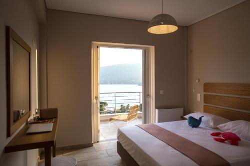 Kalavria Luxury Suites - magnificent sea view of Poros في بوروس: غرفة نوم مع سرير وإطلالة على المحيط