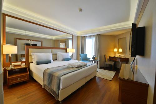 سرير أو أسرّة في غرفة في فندق ماريغولد ثيرمال آند سبا بورصة
