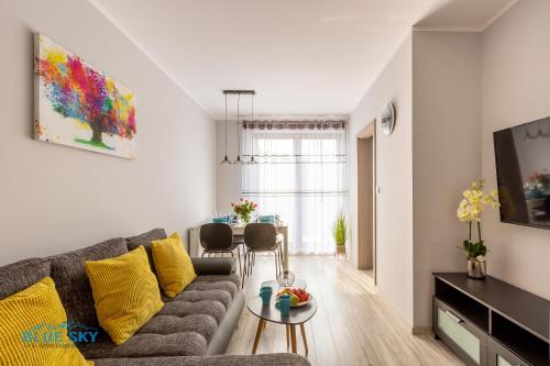 TV a/nebo společenská místnost v ubytování Apartamenty BlueSky - Ogrodnicza 7 i 9 - z widokiem na góry, w zielonej okolicy, blisko centrum i atrakcji Karpacza