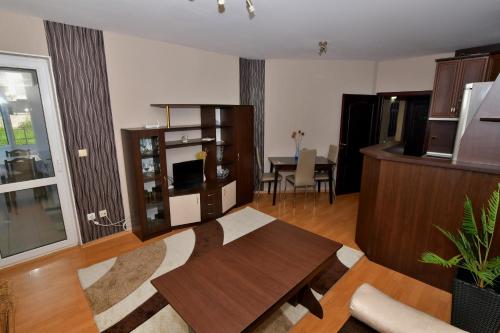 ein Wohnzimmer mit einem Tisch und einem Esszimmer in der Unterkunft апартамент за гости Георгиеви in Weliko Tarnowo