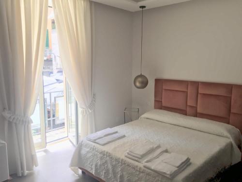 1 dormitorio con 1 cama con 2 toallas en “A piazzetta”, en Nápoles