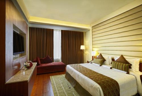 Radisson Blu Hotel Rudrapur tesisinde bir odada yatak veya yataklar