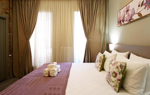 Un dormitorio con una cama con dos toallas encima. en Sofia Apartment in old Tbilisi, en Tiflis